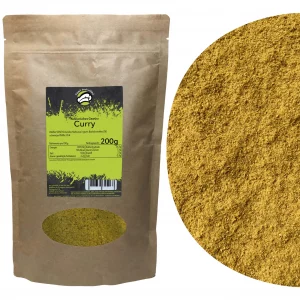 Kulinarisches Gewürz Curry in umweltfreundlicher brauner Papiertüte mit grünem Etikett. Zutaten: Weißer Senf, Koriander, Kurkuma, Ingwer, Bockshornklee, Dill, schwarzer Pfeffer, Chili. Nährwerte pro 100g: 1297kJ, Fett 12g (davon gesättigte Fettsäuren 1.2g), Kohlenhydrate 25g (davon Zucker 7.5g), Eiweiß 13g, Salz 0.3g. Nettogewicht: 200g.
